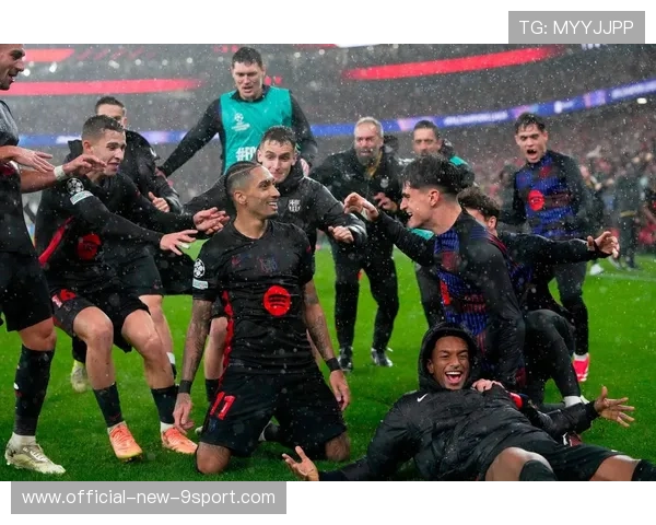 球员在欧冠赛后与球迷分享胜利喜悦,欧冠表演嘉宾 球员在欧冠赛后与球迷分享胜利喜悦,欧冠表演嘉宾