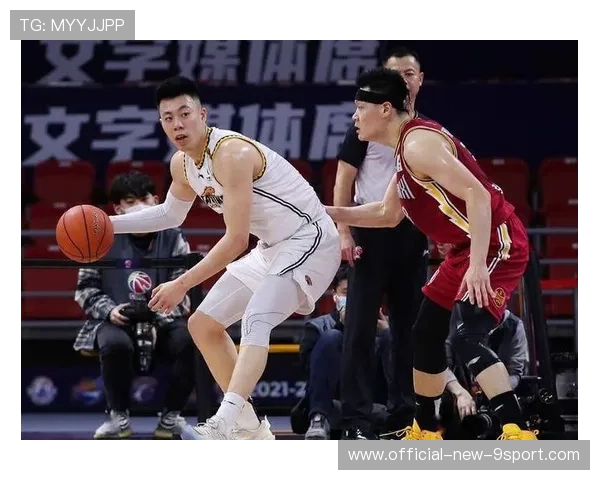 河南队周大地回撤接球转身，直塞穿透防线送出助攻